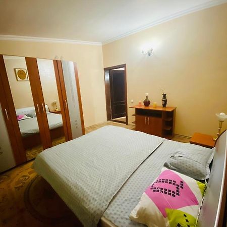 Central House Oradea Buitenkant foto