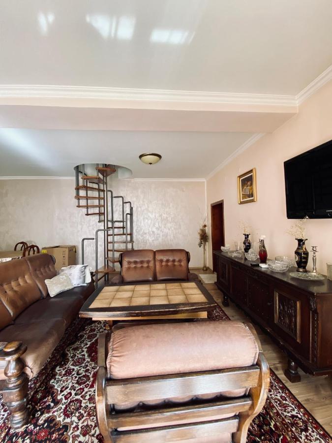 Central House Oradea Buitenkant foto