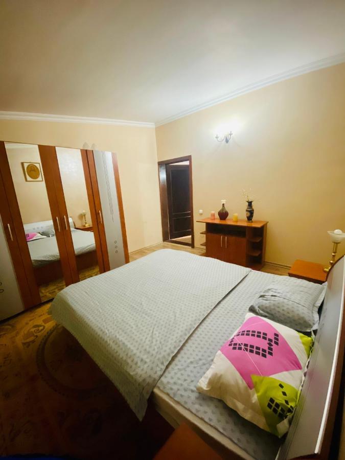 Central House Oradea Buitenkant foto